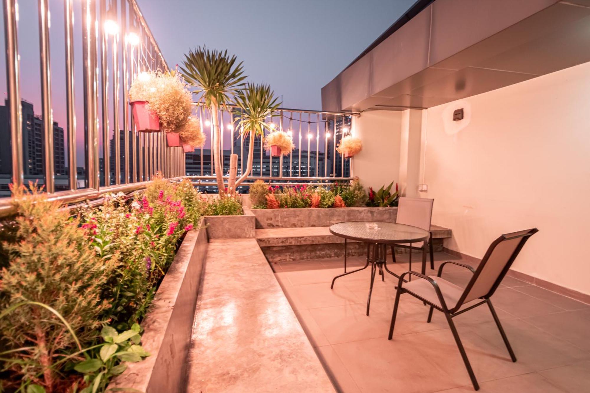 The Victory View (Adults Only) Hotel Bangkok Bagian luar foto
