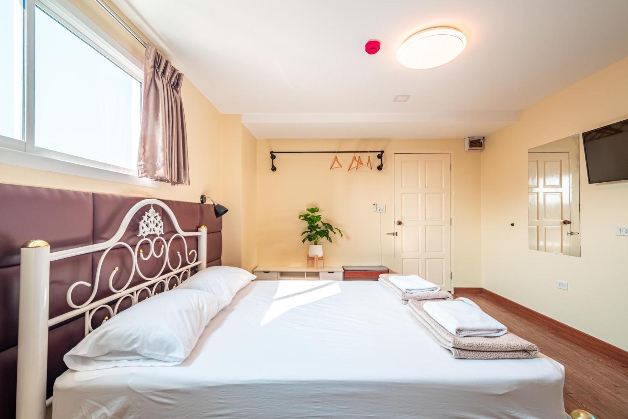 The Victory View (Adults Only) Hotel Bangkok Bagian luar foto